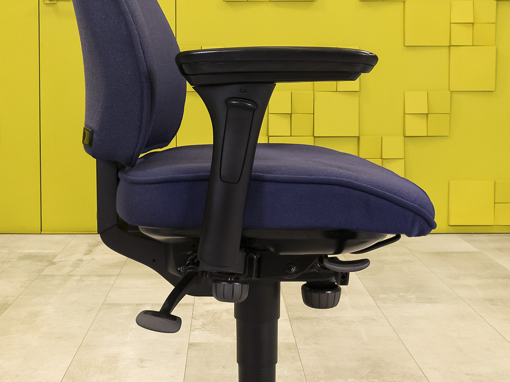 Офисное кресло для персонала на колесах  Kinnarps Ткань Синий Швеция  КПТН-03025