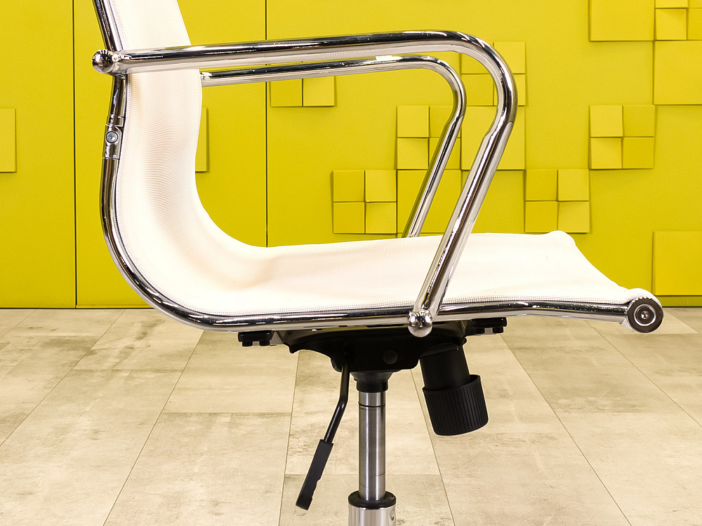 Офисное кресло руководителя на колесах Сетка Белый Россия_КРКБ-250624