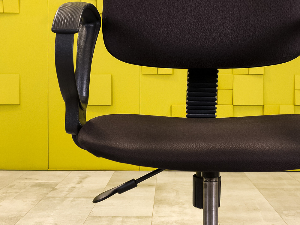 Офисное кресло для персонала на колесах Ткань  Россия  Кпж(а)