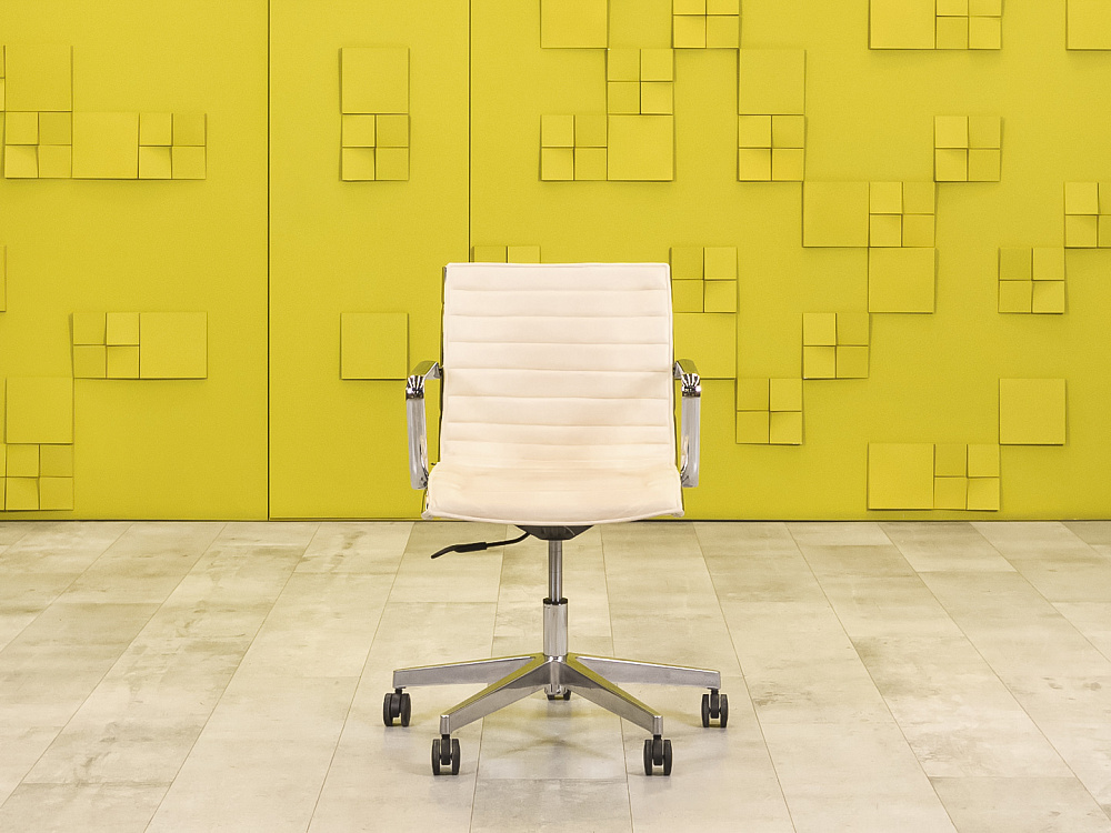 Офисное кресло для персонала на колесах Quinti Кожа Бежевый Италия  КПКБ-04026