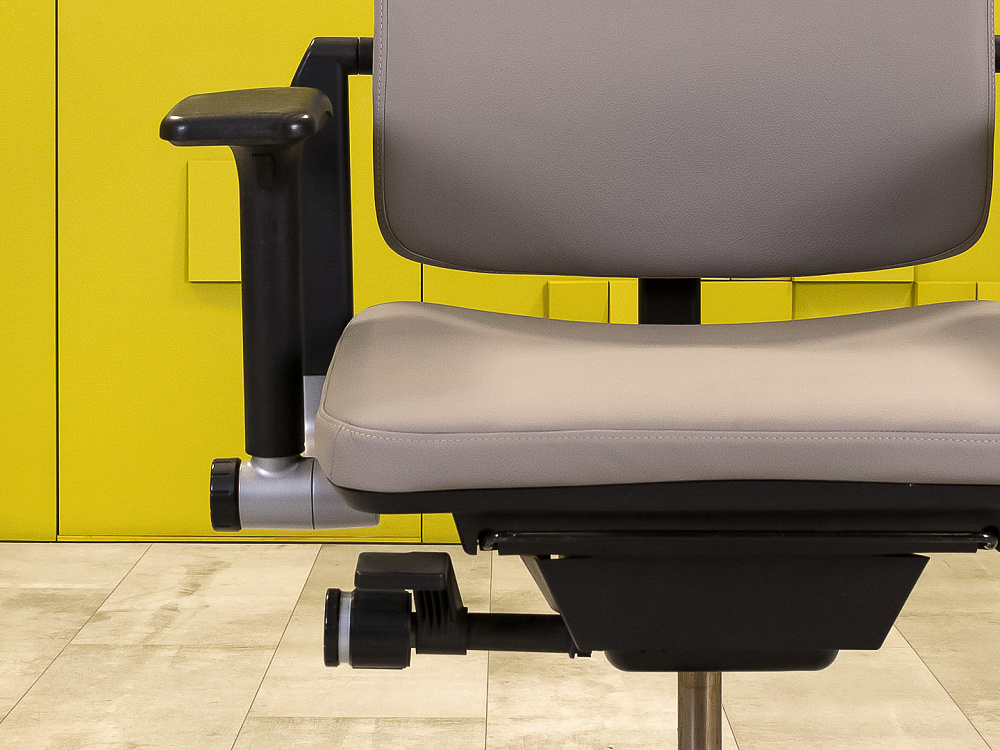 Офисное кресло руководителя на колесах Please 2 Ergonomik Steelcase Кожа Серый Германия_КРКС-221024