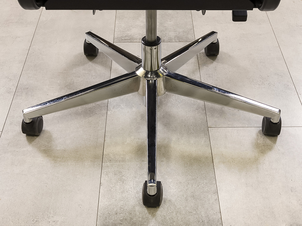 Офисное кресло руководителя на колесах    Чёрный   КРТЧ2-26036