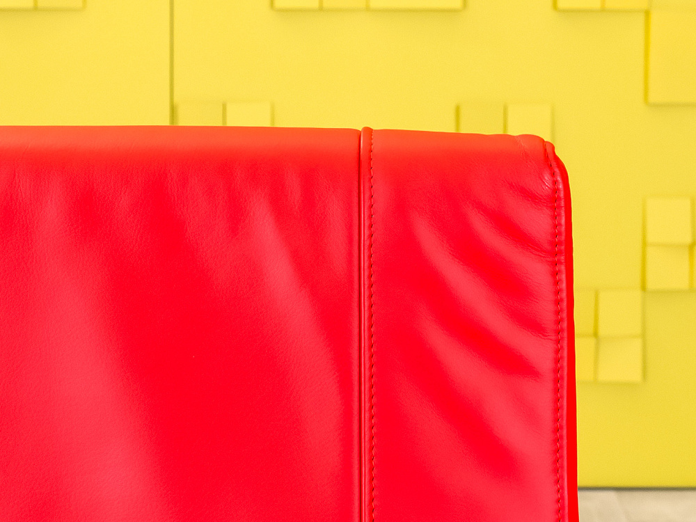 Офисное кресло руководителя на колесах Leo SATO Кожа Красный Германия_КРКК1-181123