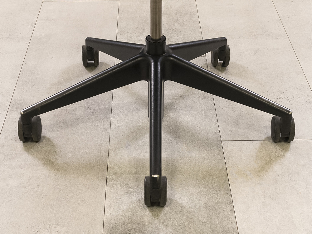 Офисное кресло руководителя на колесах Please 2 Ergonomik Steelcase Кожа Коричневый Германия  КРКК-3