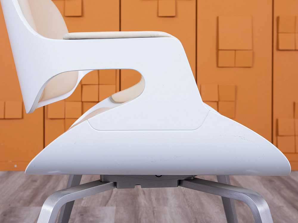 Конференц кресло для переговорной  Бежевый Кожа INTERSTUHL Silver  (УНКБ-20084)