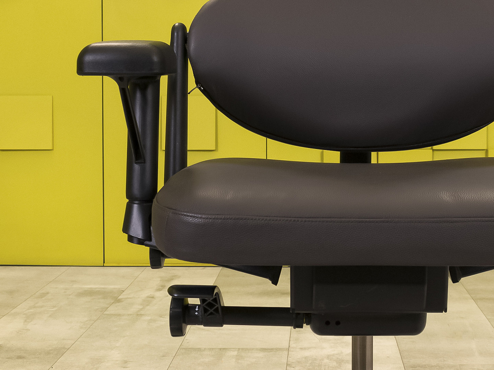 Офисное кресло руководителя на колесах Please 1 Steelcase Кожа Коричневый Германия  КРКК1-30125