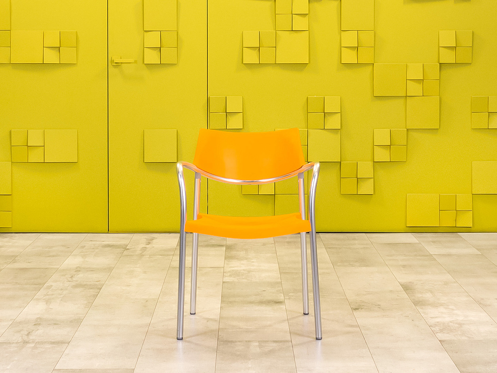 Конференц кресло для переговорной на ножках AMAT-3 Пластик Оранжевый Испания_КНПО-060823