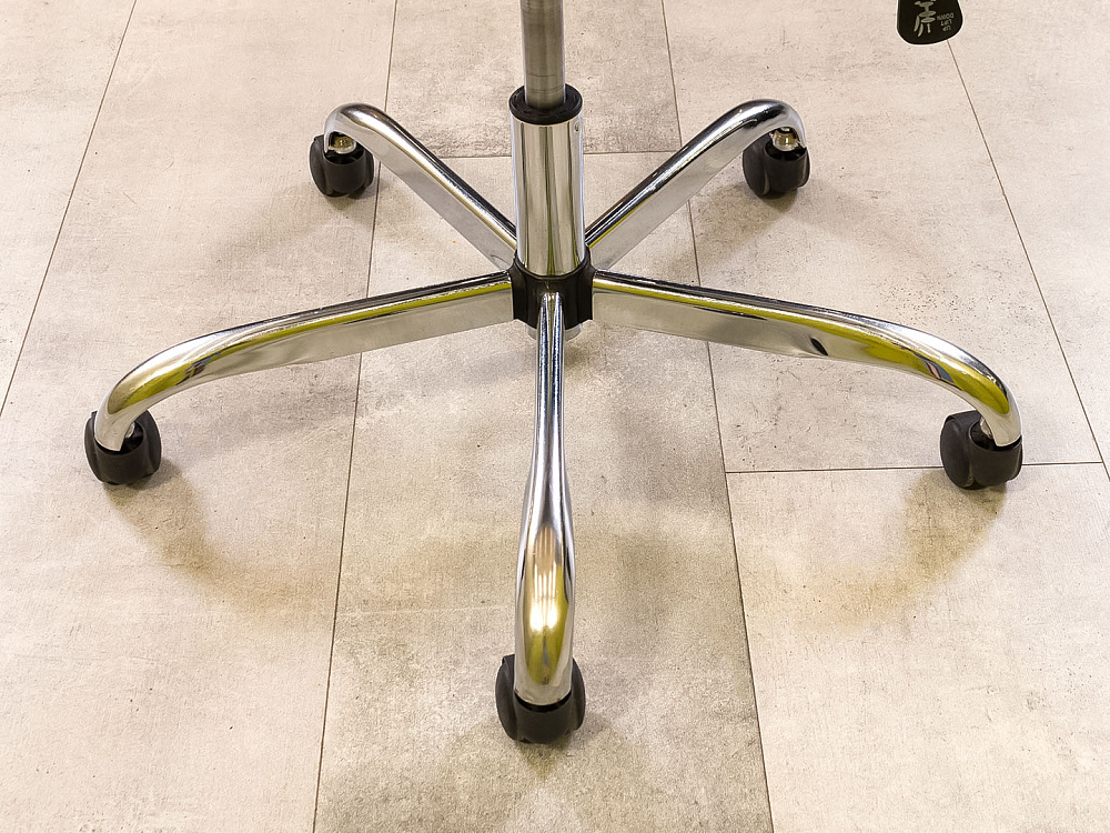 Офисное кресло руководителя на колесах Сетка Белый Россия_КРКБ-250624