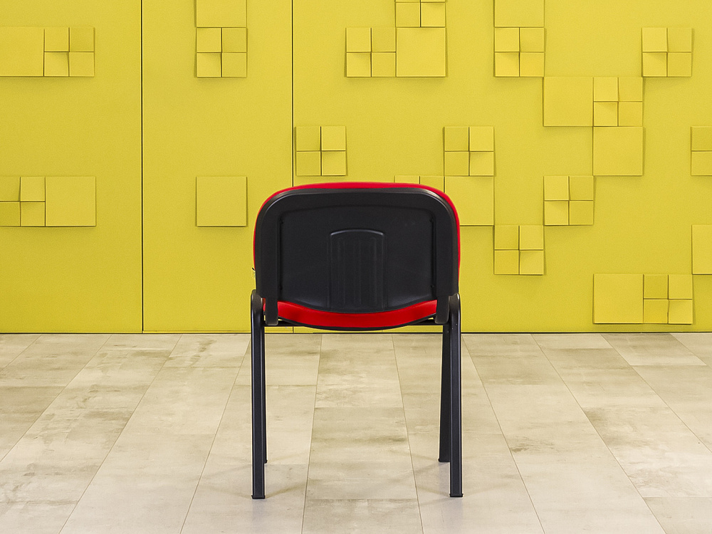 Офисный стул на ножках Изо Ткань Красный Россия