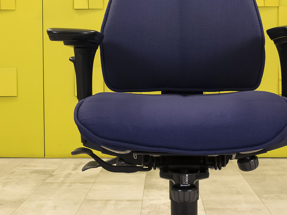 Офисное кресло для персонала на колесах  Kinnarps Ткань Синий Швеция  КПТН-03025