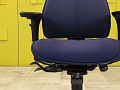 Офисное кресло для персонала на колесах  Kinnarps Ткань Синий Швеция  КПТН-03025