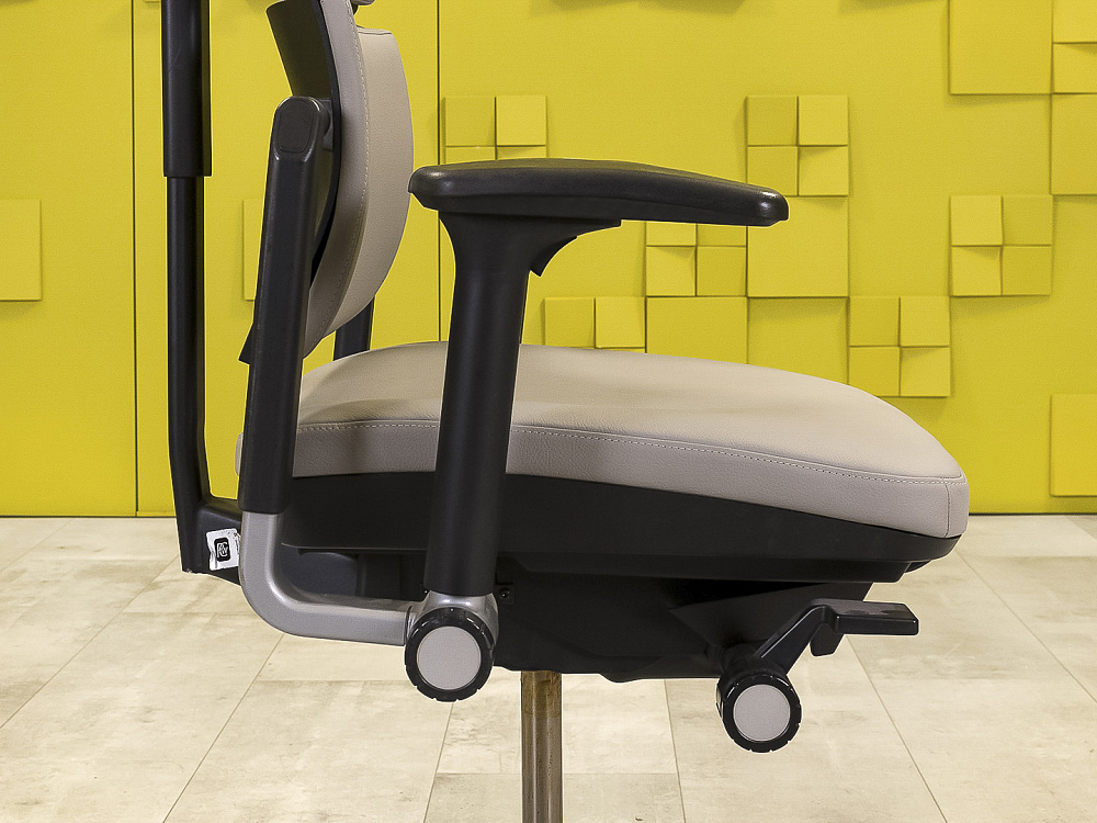 Офисное кресло руководителя на колесах Please 2 Ergonomik Steelcase Кожа Серый Германия_КРКС-221024