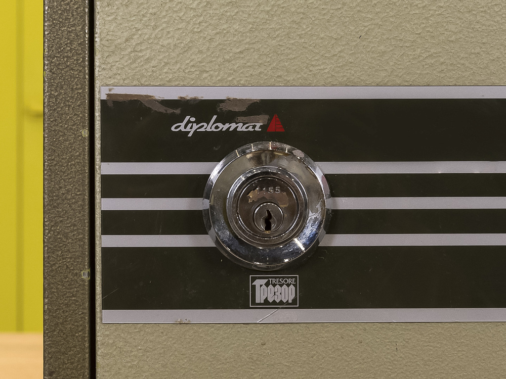 Сейф Металл Серый Diplomat СЕЙФ-09046