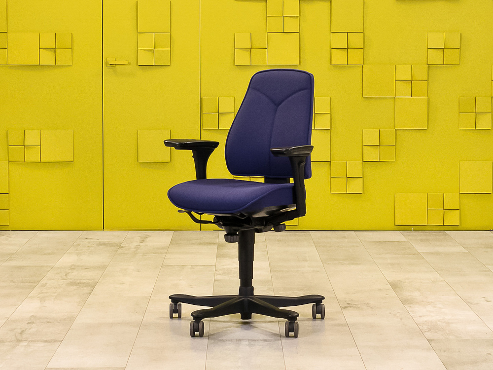 Офисное кресло для персонала на колесах  Kinnarps Ткань Синий Швеция  КПТН-03025