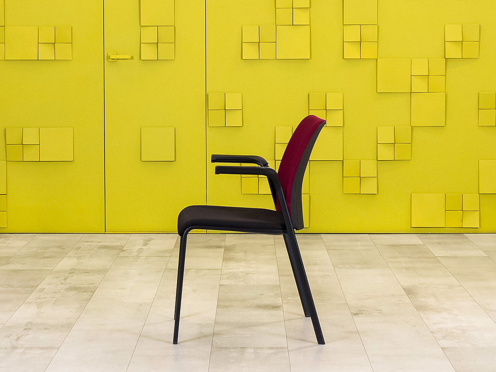 Конференц кресло для переговорной на ножках Steelcase Ткань Чёрный; Красный Франция_КНТЧ2-240923