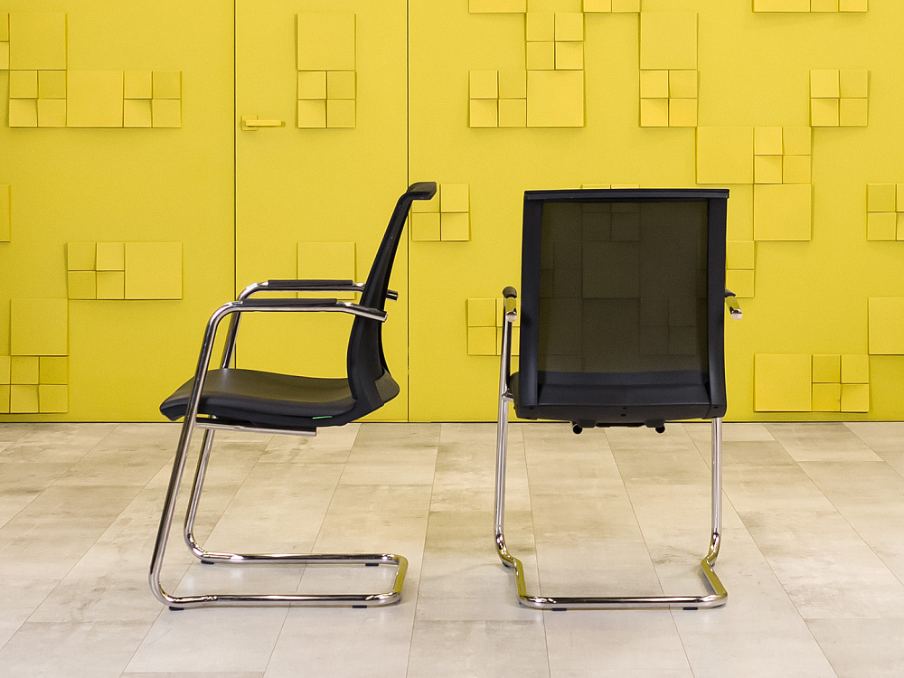 Конференц кресло для переговорной на полозьях Skin Profoffice Кожа Чёрный Россия-Италия_КДКЧ-290324