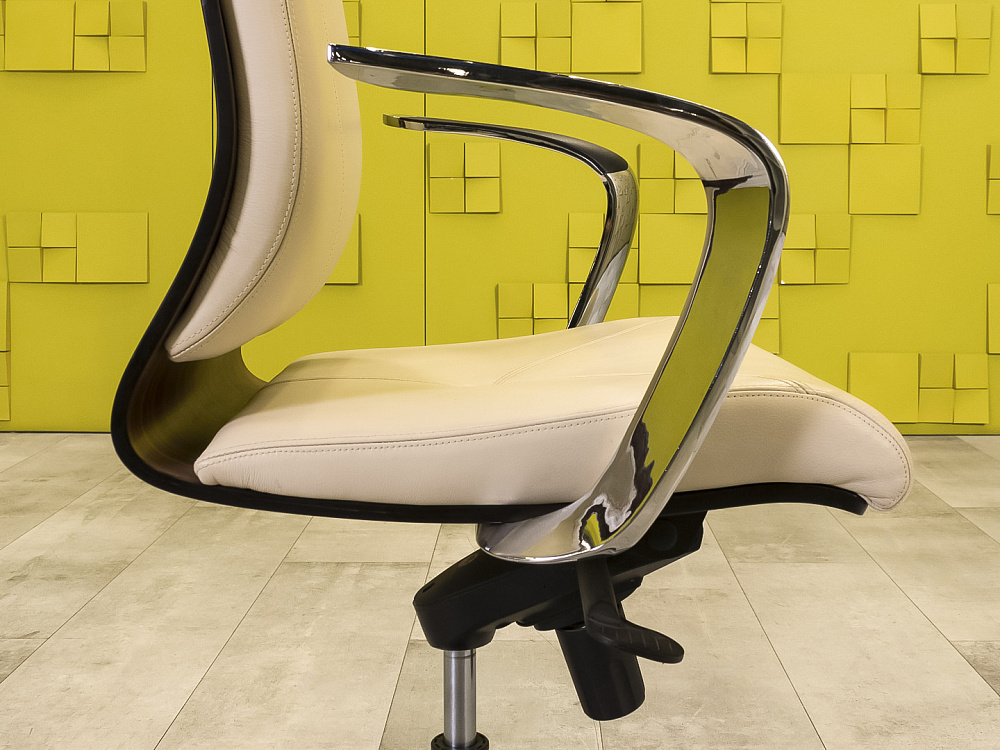 Офисное кресло руководителя на колесах Кожа Бежевый Импорт_КРКБ-120824