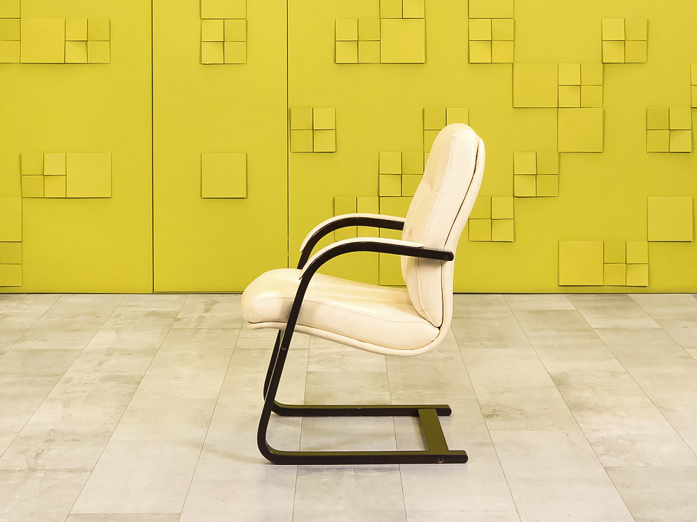 Конференц кресло для переговорной  Кожзам Бежевый Россия  КДКБ-19026