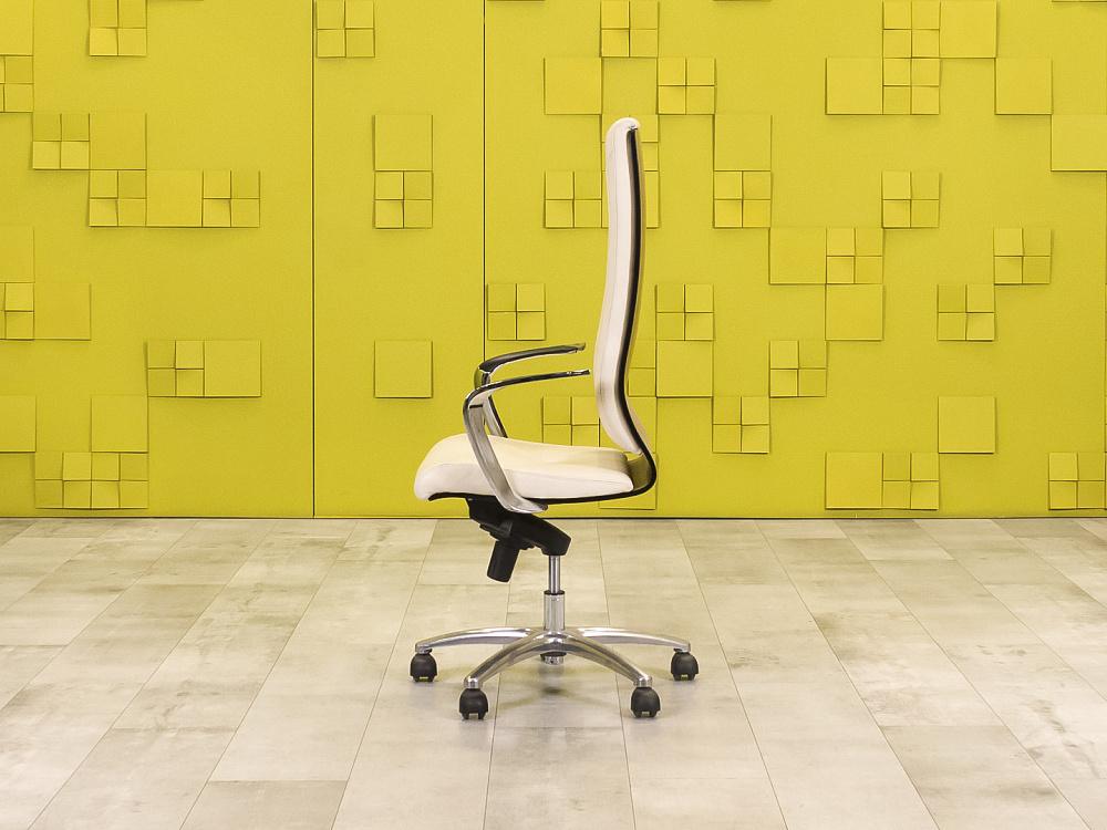 Офисное кресло руководителя на колесах Кожа Бежевый Импорт_КРКБ-120824