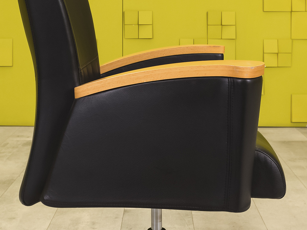 Офисное кресло руководителя на колесах   Чёрный   КРКЧ-12125