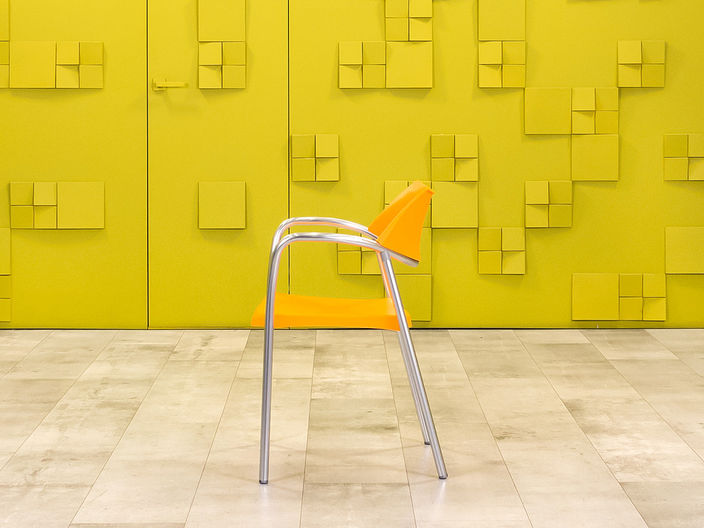 Конференц кресло для переговорной на ножках AMAT-3 Пластик Оранжевый Испания_КНПО-060823