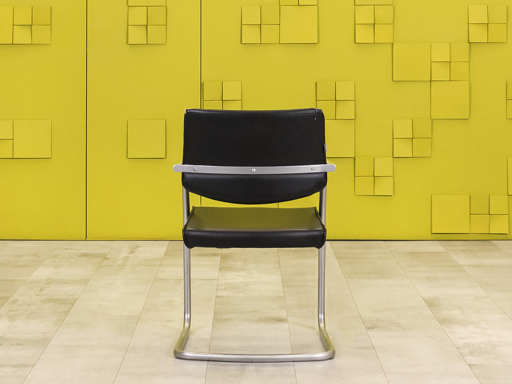 Конференц кресло для переговорной  Кожзам Чёрный Россия  КДКЧ-27065