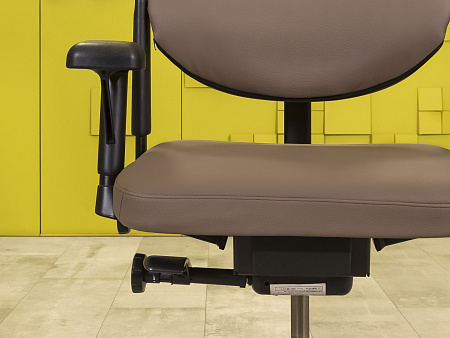 Офисное кресло руководителя на колесах Please 1 Steelcase Кожа Коричневый Германия  КРКК-18125