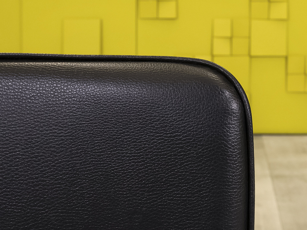 Конференц кресло для переговорной Nowy Styl Кожзам Чёрный  КДКЧ-26036