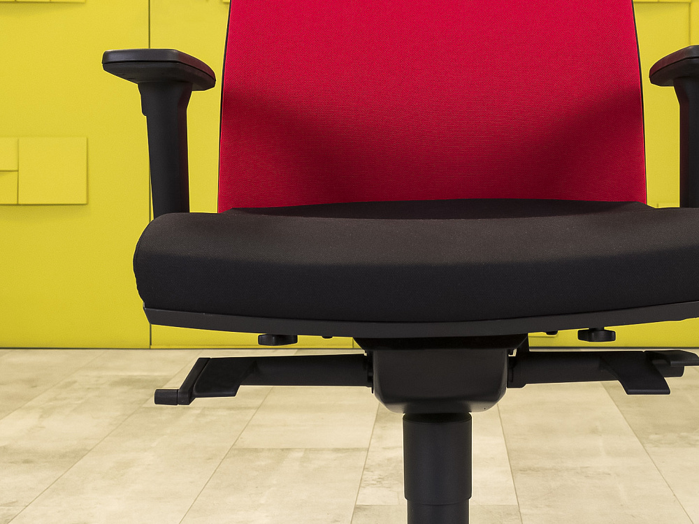Офисное кресло руководителя на колесах Look LD Seating Ткань Чёрный Чехия  КРТЧ-26025