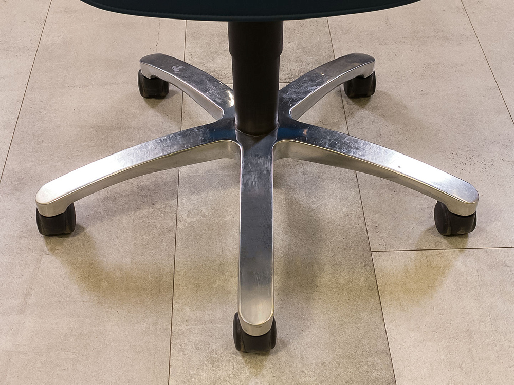 Офисное кресло руководителя на колесах TIGER SATO Кожа Синий Германия_КРКН-131123