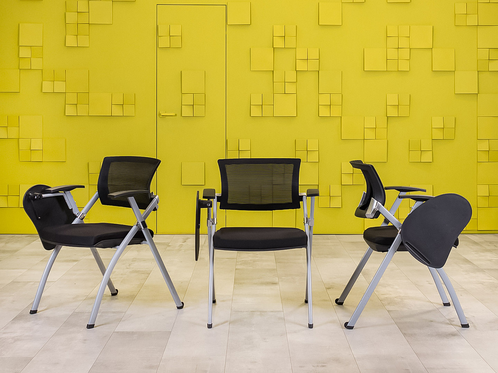 Конференц кресло для переговорной на ножках Ткань Чёрный Россия_КНТЧ-240424