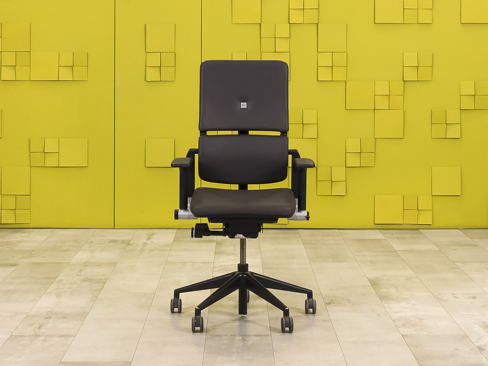 Офисное кресло руководителя на колесах Please 2 Ergonomik Steelcase Кожа Коричневый Германия  КРКК-3