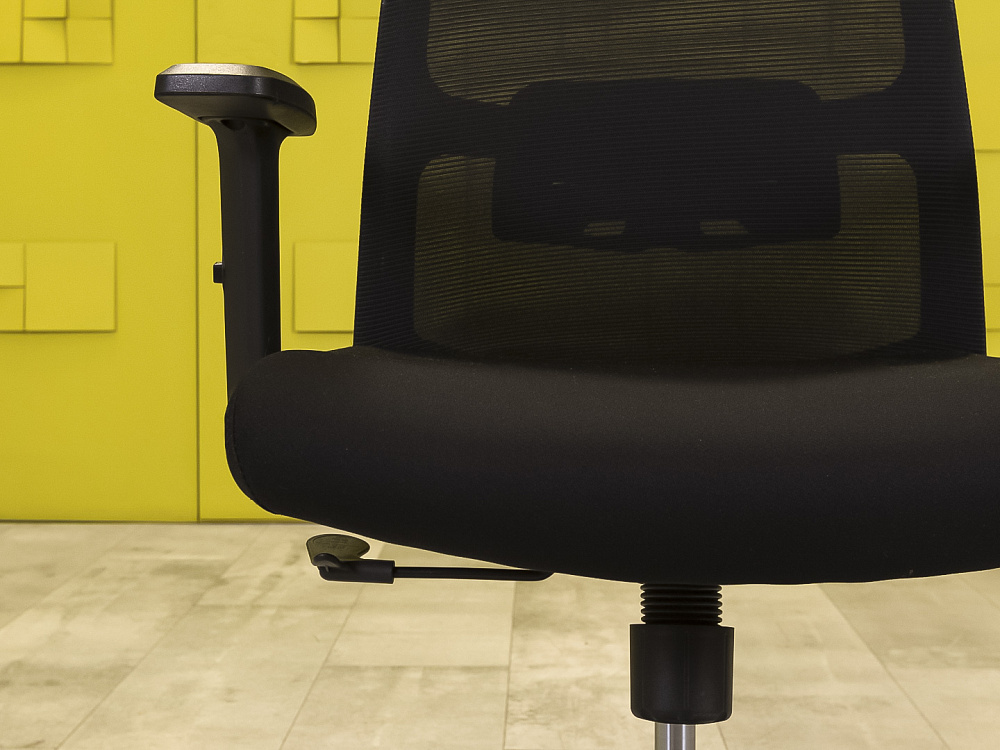 Офисное кресло руководителя на колесах ONLEAP Ткань Чёрный Импорт  КРТЧ-26016