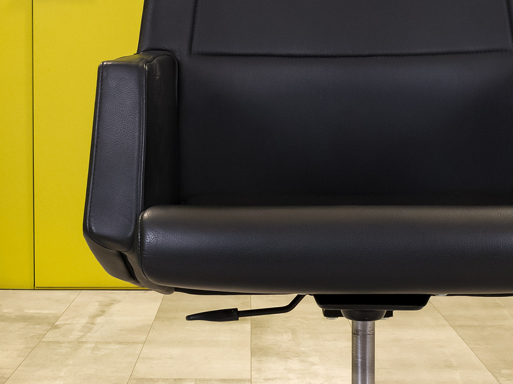 Офисное кресло руководителя на колесах Kamelia KASTEL Кожа Чёрный Италия_КРКЧ-081024