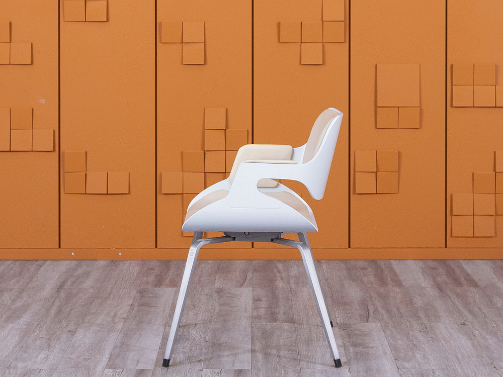 Конференц кресло для переговорной  Бежевый Кожа INTERSTUHL Silver  (УНКБ-20084)