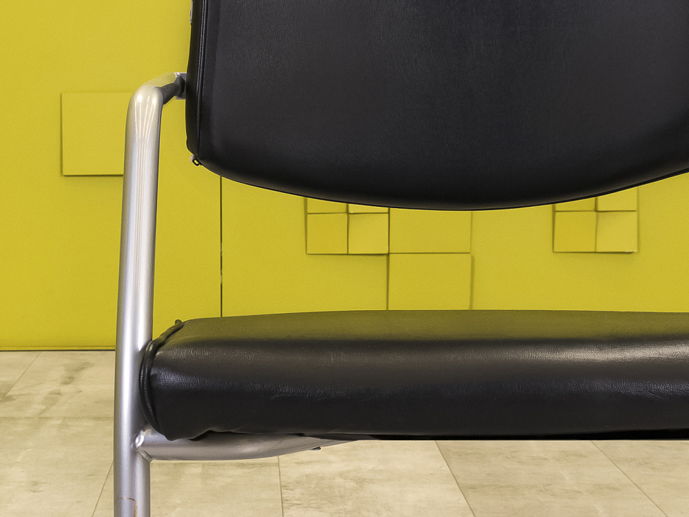 Конференц кресло для переговорной  Кожзам Чёрный Россия  КДКЧ-27065