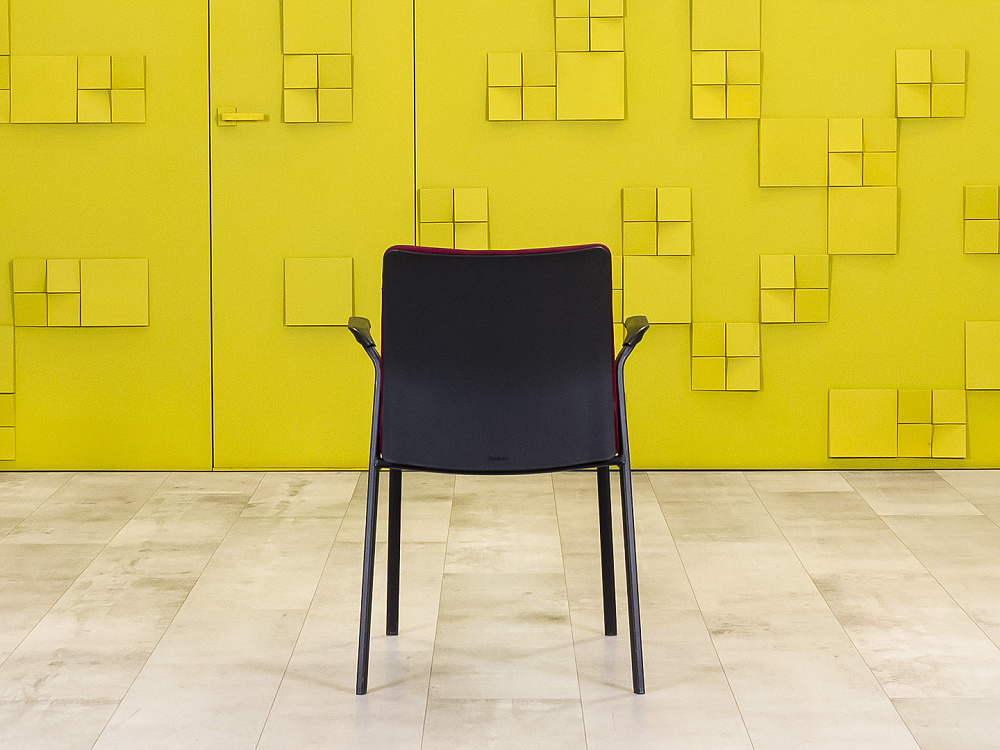 Конференц кресло для переговорной на ножках Steelcase Ткань Чёрный; Красный Франция_КНТЧ2-240923