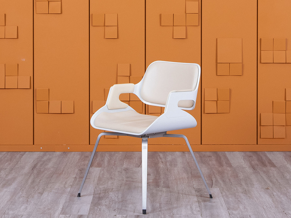 Конференц кресло для переговорной  Бежевый Кожа INTERSTUHL Silver  (УНКБ-20084)