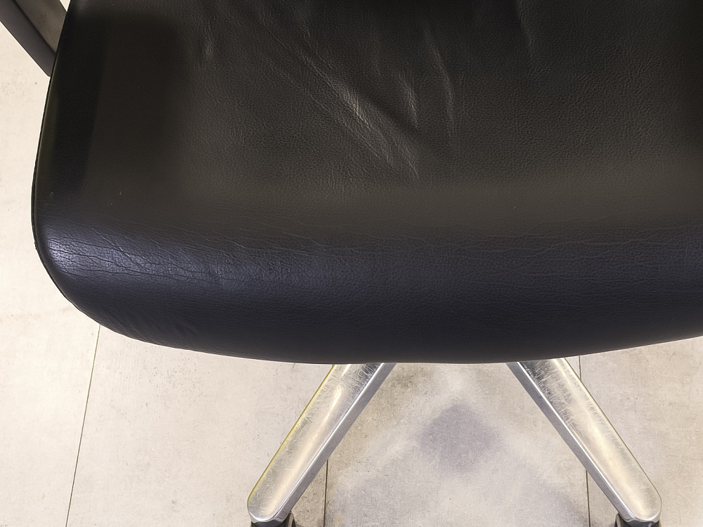 Офисное кресло руководителя на колесах Profoffice Кожа Чёрный Россия-Италия  КРКЧ-280125