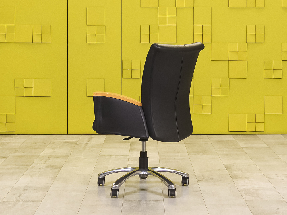 Офисное кресло руководителя на колесах   Чёрный   КРКЧ-12125