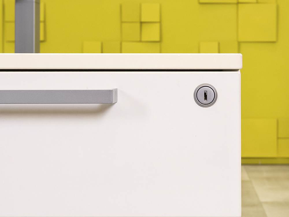 Комплект офисной мебели стол с тумбой  Steelcase ЛДСП Белый Франция  СППБТ1-04026