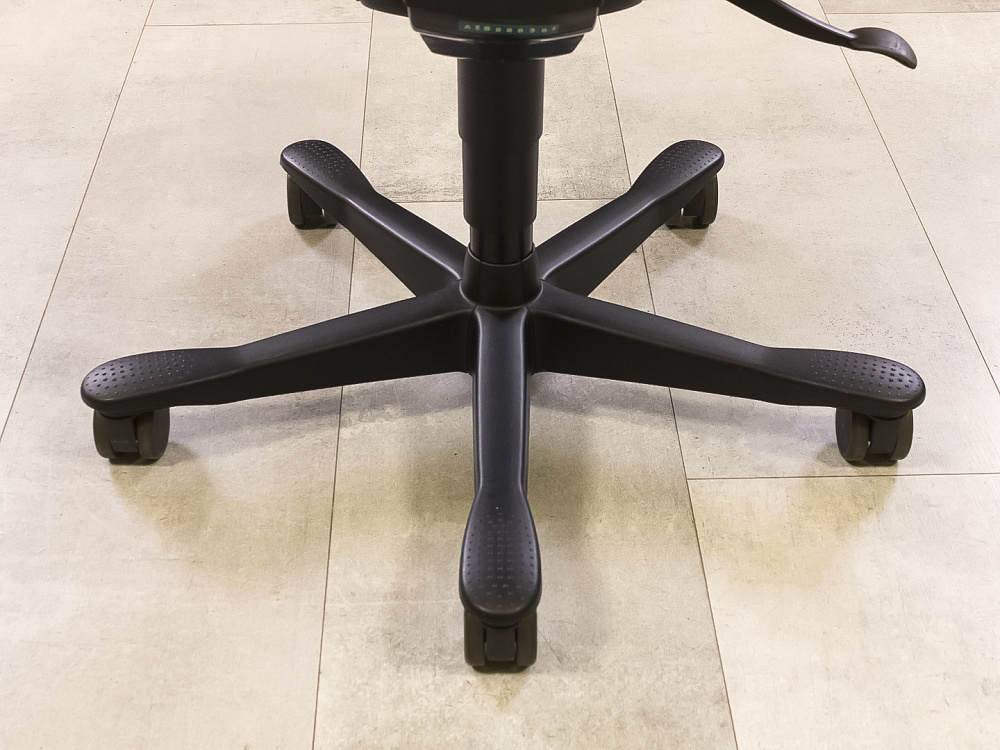 Офисное кресло для персонала на колесах  Kinnarps Ткань Синий Швеция  КПТН-03025