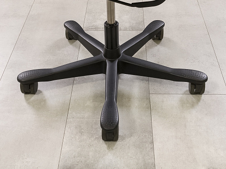 Офисное кресло для персонала на колесах Kinnarps Ткань Серый Швеция_КПТС1-15071