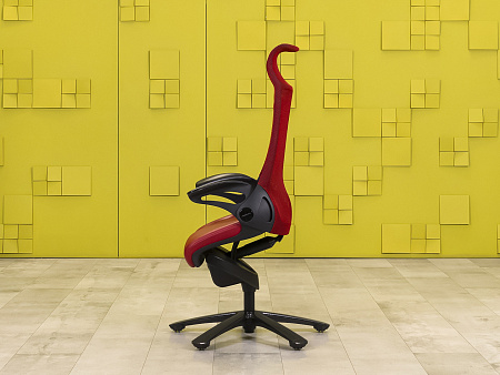 Офисное кресло руководителя на колесах Okamura Япония Кожа Красный   КРКК-15095