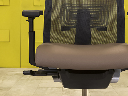 Офисное кресло руководителя на колесах HAWORTH Кожа Коричневый США  КРКК-17125