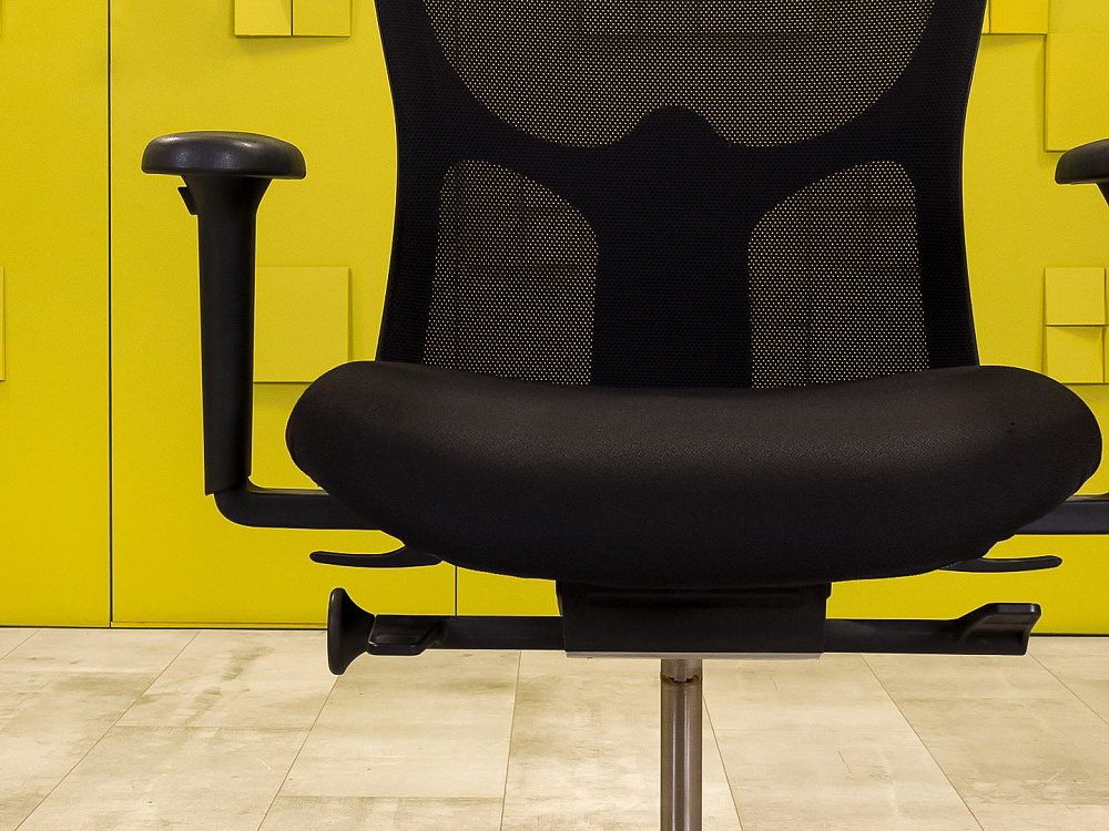 Офисное кресло для персонала на колесах Mento Kinnarps Ткань Чёрный Швеция_КПТЧ-230924