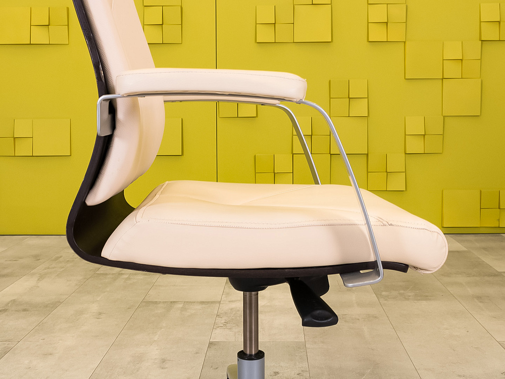 Офисное кресло руководителя на колесах MADERA B Sitland Кожа Бежевый Италия_КРКБ-250324