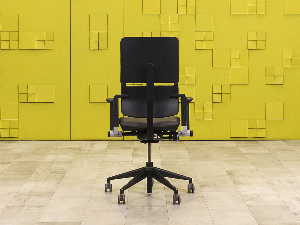 Офисное кресло руководителя на колесах Please 2 Ergonomik Steelcase Кожа Коричневый Германия  КРКК-3