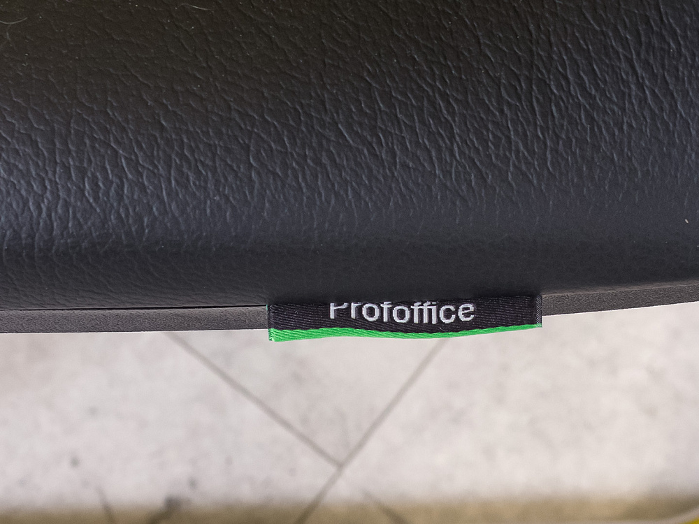 Конференц кресло для переговорной на полозьях Skin Profoffice Кожа Чёрный Россия-Италия_КДКЧ-290324