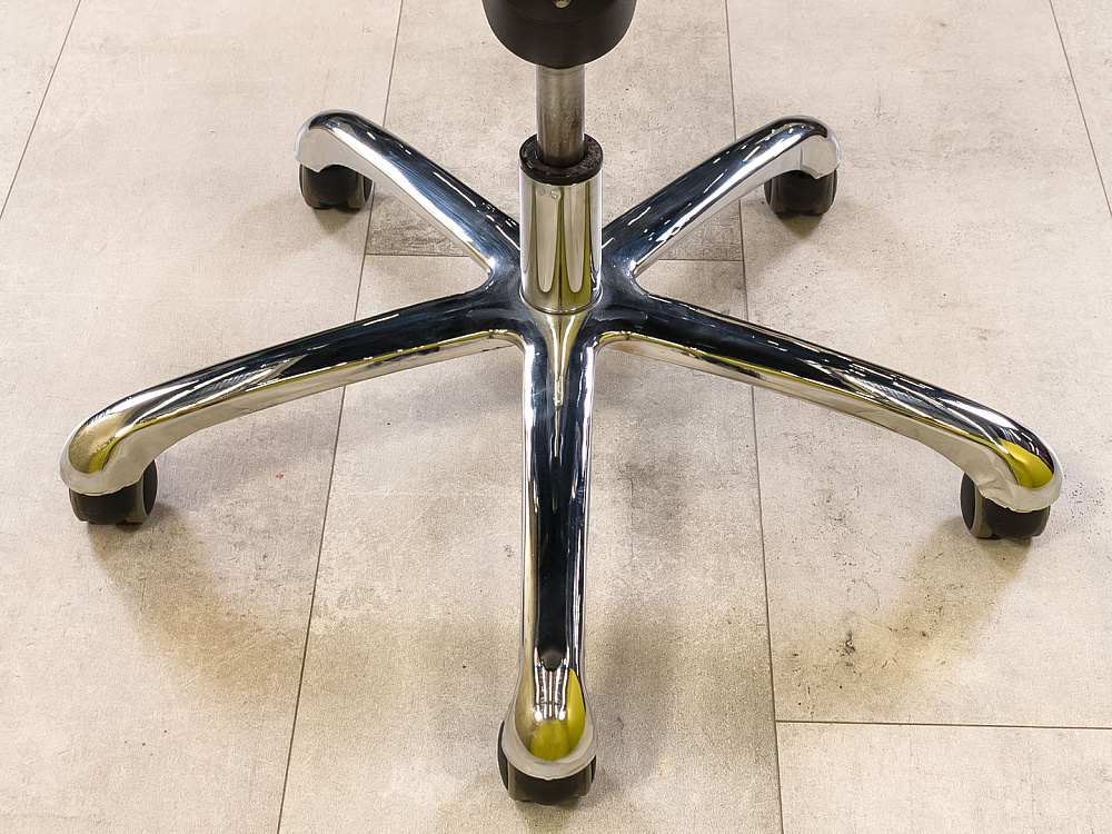 Офисное кресло руководителя на колесах Экокожа Чёрный Россия_КРКЧ5-250324